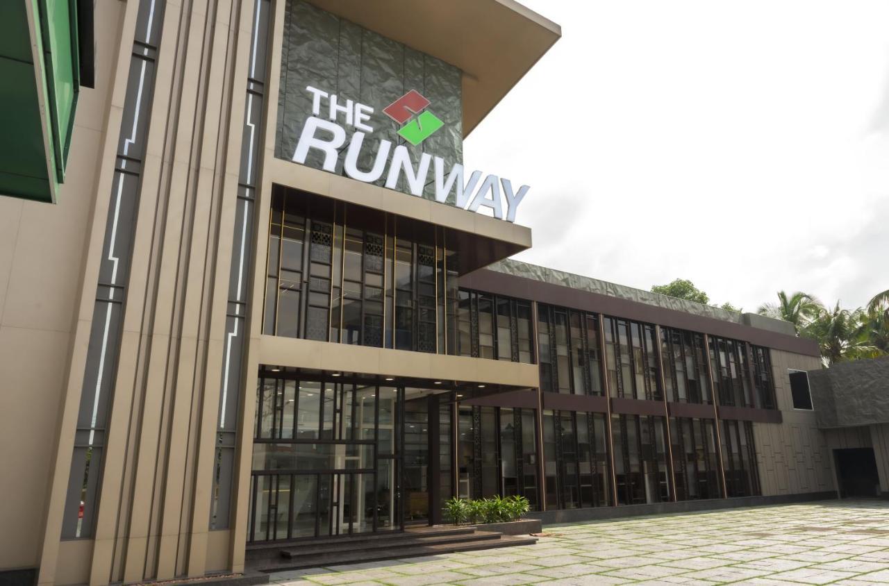 The Runway Hotel Kochi エクステリア 写真