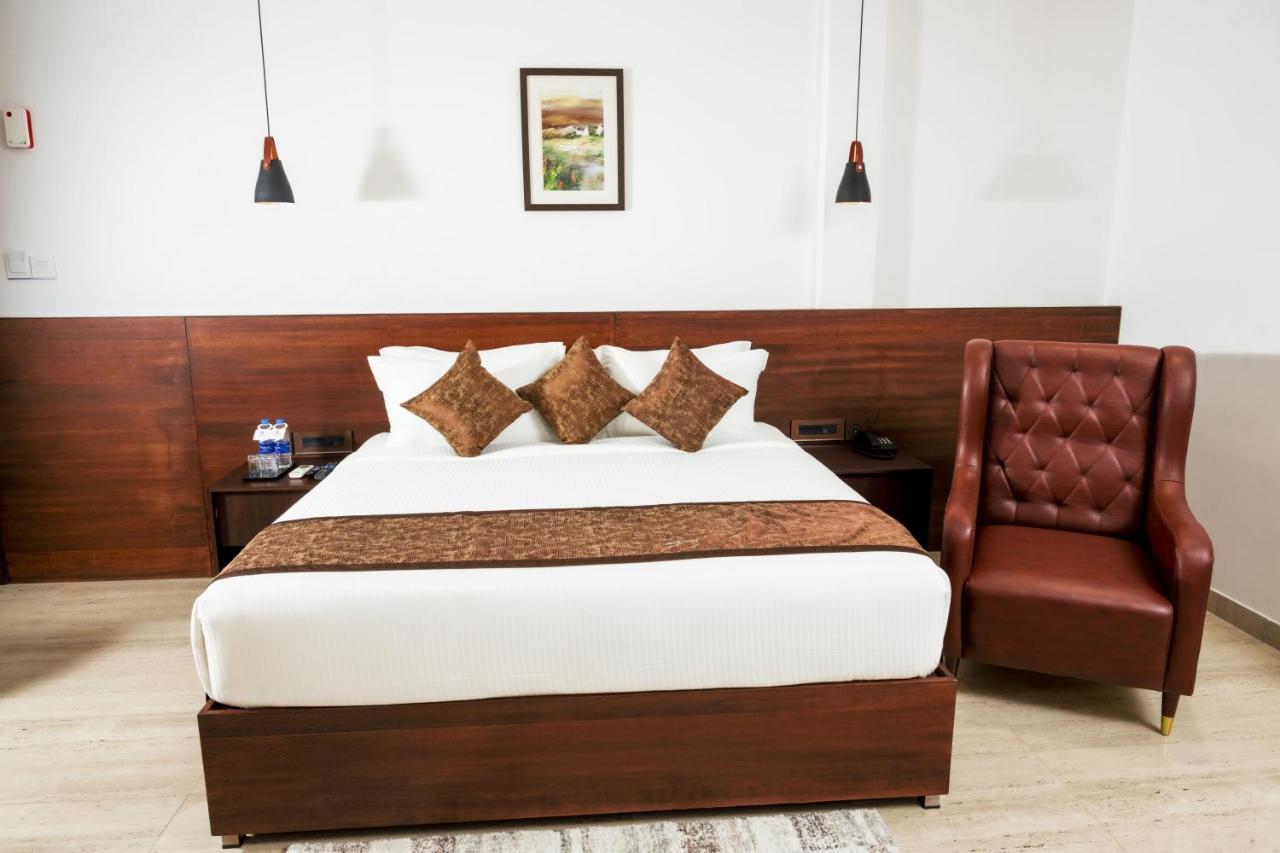 The Runway Hotel Kochi エクステリア 写真