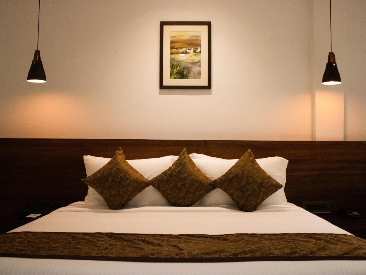 The Runway Hotel Kochi エクステリア 写真